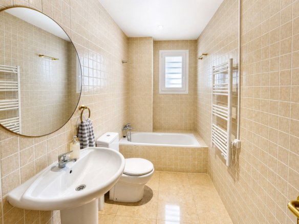 6 Bedroom 4 Bathroom Villa in Manilva - Caza De Casa