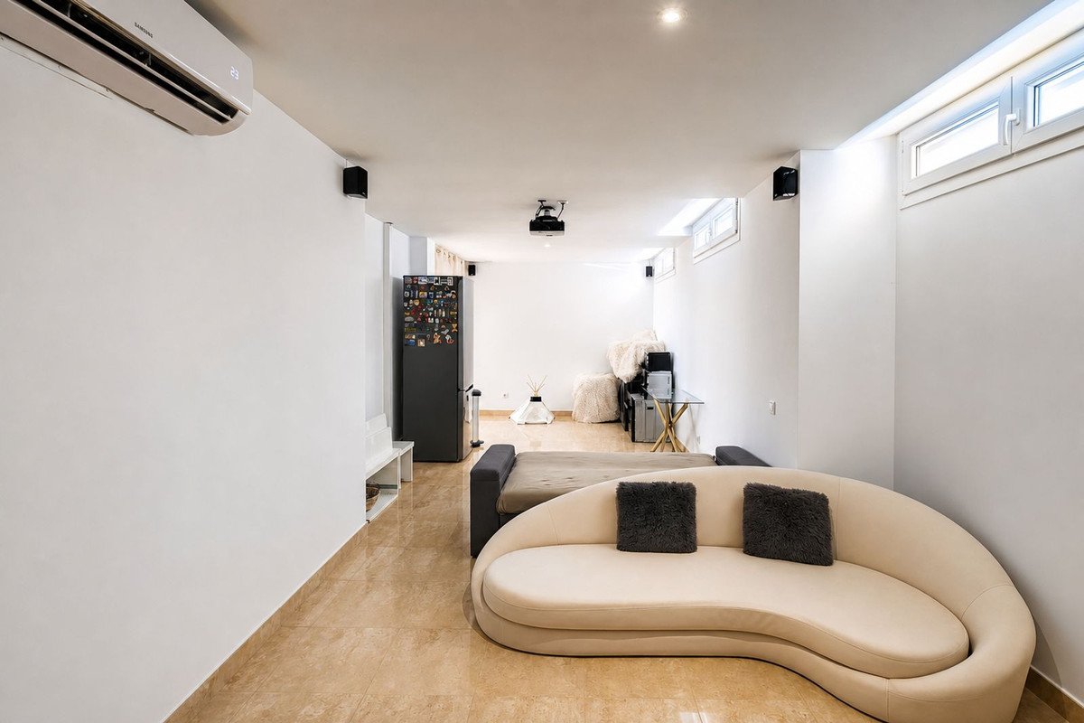ShowFeedImage 6 Bedroom 4 Bathroom Villa in Manilva - Caza De Casa