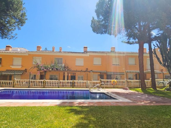 3 Bedroom 2 Bathroom Town House in San Luis de Sabinillas - Caza De Casa