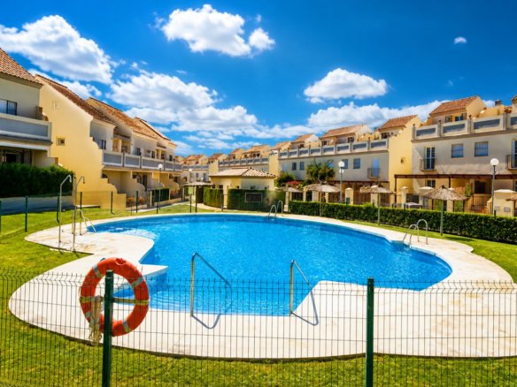 3 Bedroom 2 Bathroom Town House in La Duquesa - Caza De Casa