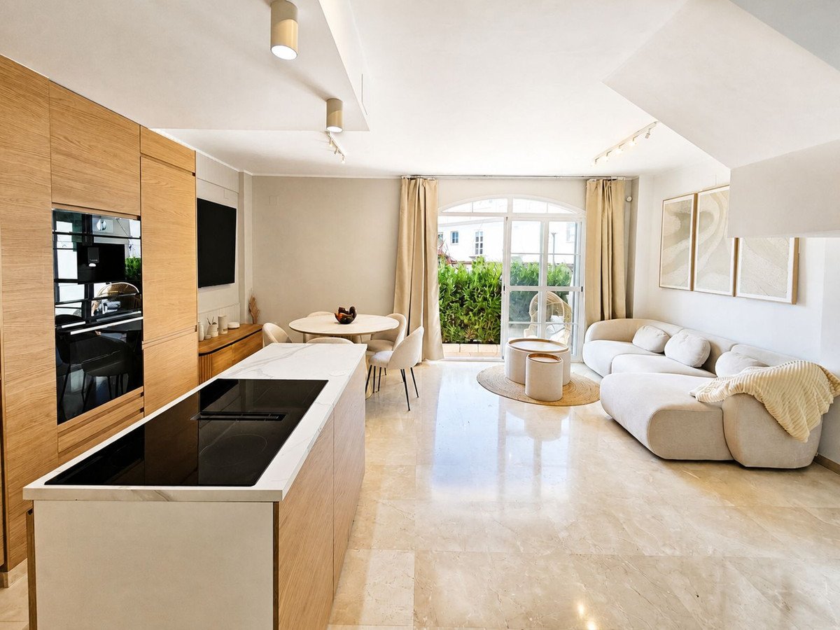 3 Bedroom 2 Bathroom Town House in La Duquesa - Caza De Casa
