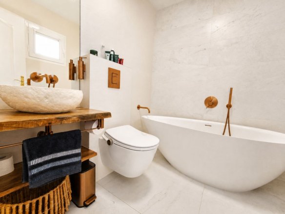 3 Bedroom 2 Bathroom Town House in La Duquesa - Caza De Casa