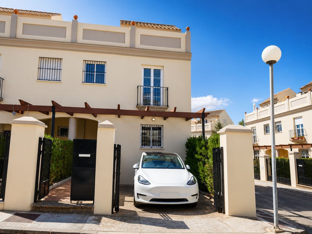 3 Bedroom 2 Bathroom Town House in La Duquesa - Caza De Casa