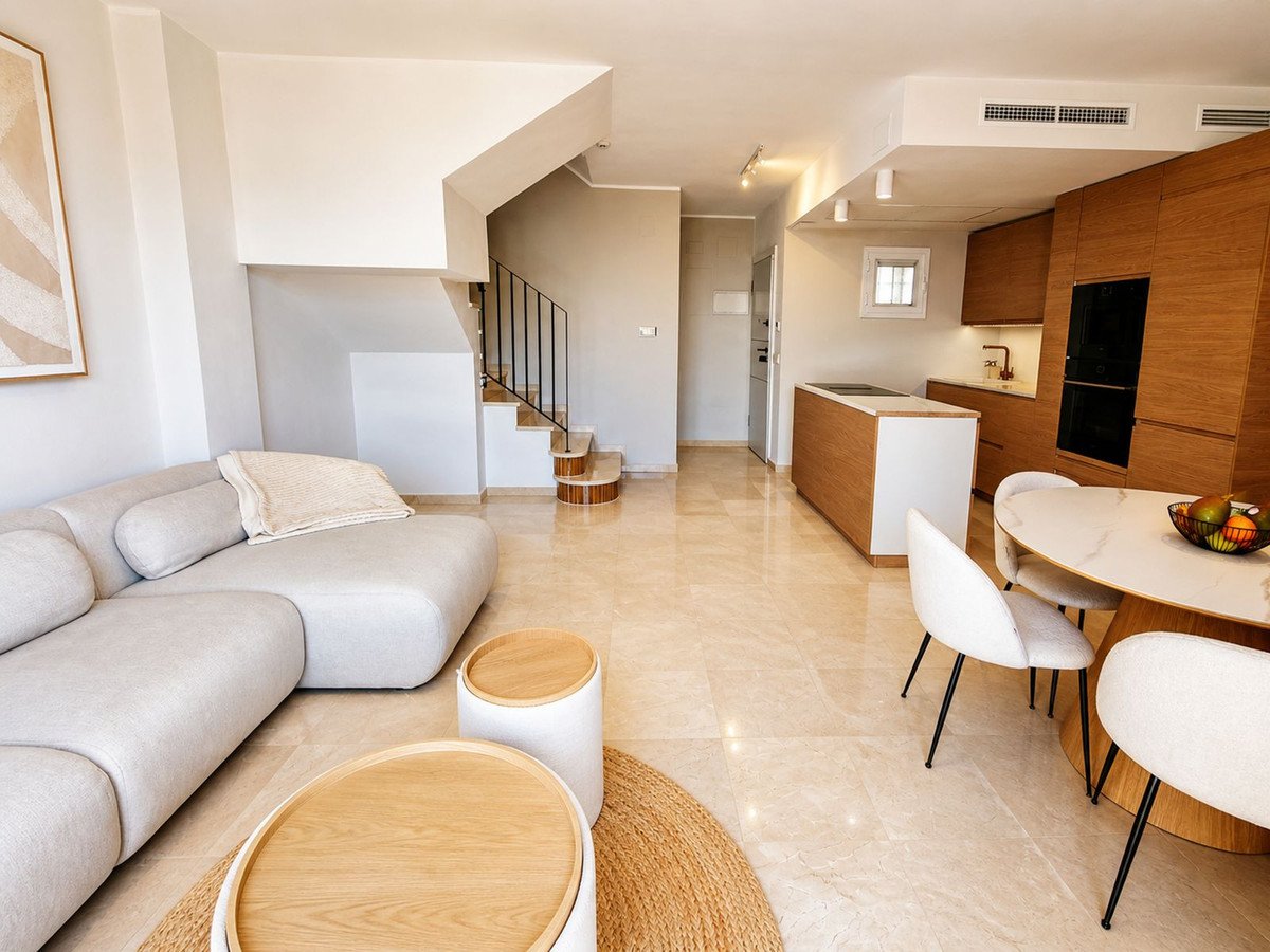 3 Bedroom 2 Bathroom Town House in La Duquesa - Caza De Casa