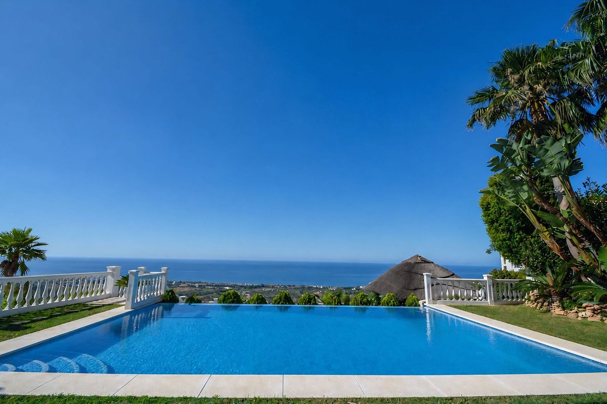5 Bedroom 5 Bathroom Villa in Marbella - Caza De Casa