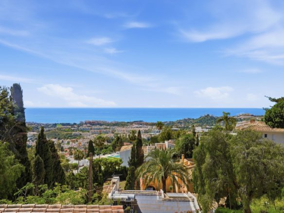 6 Bedroom 4 Bathroom Villa in Benalmadena - Caza De Casa