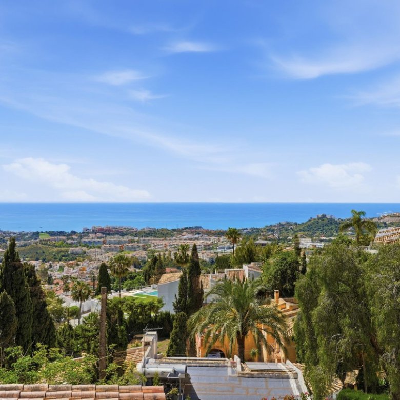 6 Bedroom 4 Bathroom Villa in Benalmadena - Caza De Casa