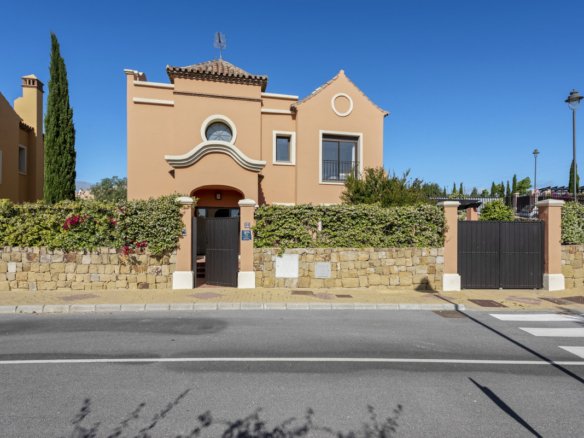 4 Bed 4 Bath Villa in Estepona - Caza De Casa