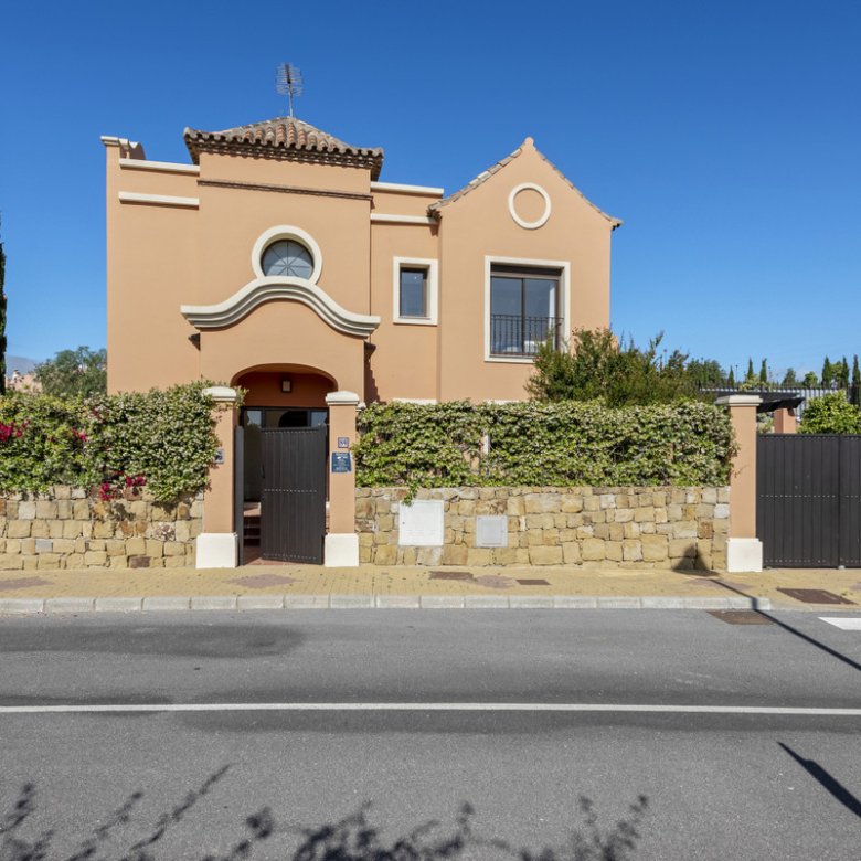4 Bed 4 Bath Villa in Estepona - Caza De Casa