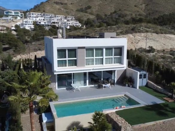 3 Bedroom 4 Bathroom Villa in Finestrat - Caza De Casa