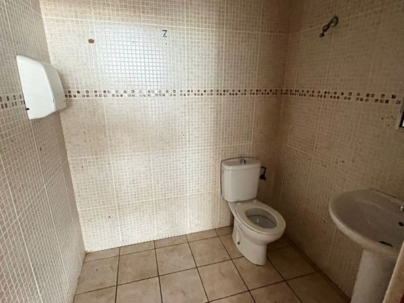 2 Bath Commercial in Ciudad Quesada - Caza De Casa