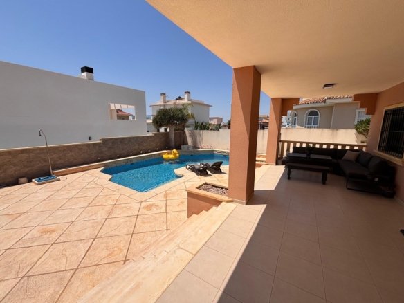 4 Bed 2 Bath Villa in Ciudad Quesada - Caza De Casa