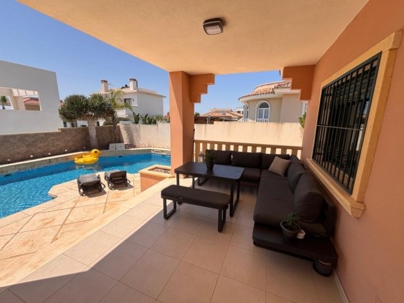 4 Bed 2 Bath Villa in Ciudad Quesada - Caza De Casa
