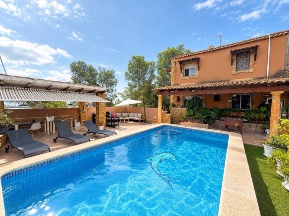 6 Bedroom 4 Bathroom Villa in Jacarilla - Caza De Casa