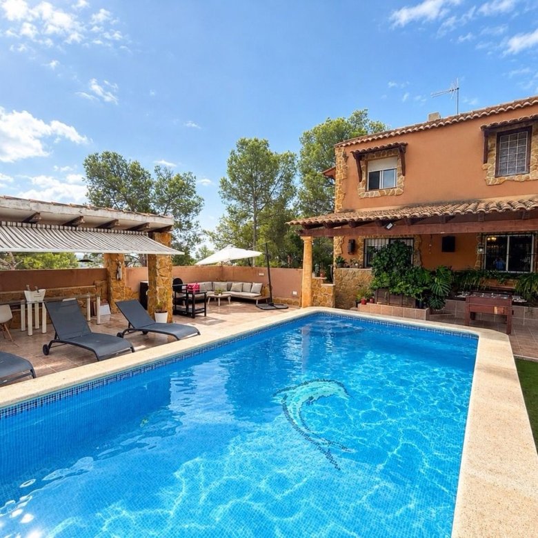 6 Bedroom 4 Bathroom Villa in Jacarilla - Caza De Casa