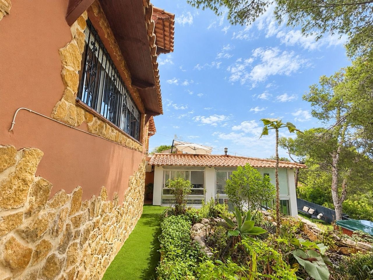 6 Bedroom 4 Bathroom Villa in Jacarilla - Caza De Casa