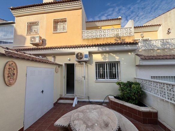 3 Bedroom 2 Bathroom Town House in Benijofar - Caza De Casa