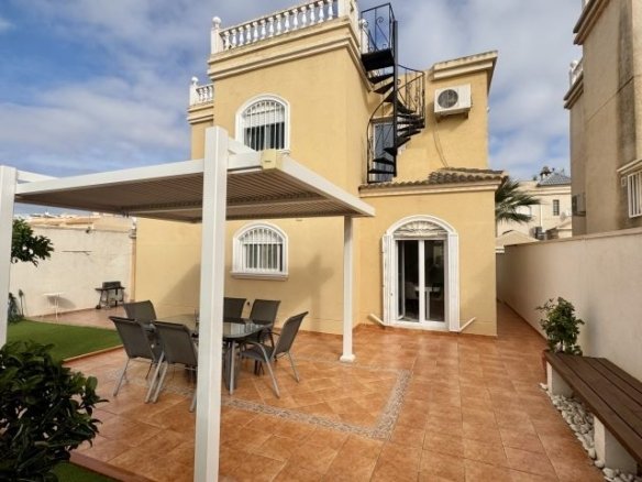 4 Bedroom 2 Bathroom Villa in Torrevieja - Caza De Casa