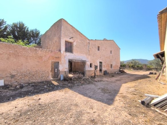6 Bedroom 2 Bathroom Country House in Villena - Caza De Casa