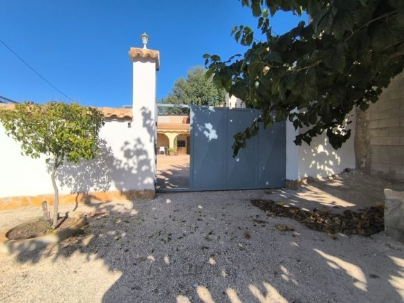 5 Bedroom 1 Bathroom Country House in Monóvar/Monóver - Caza De Casa