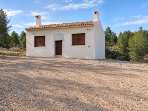 2 Bathroom Country House in Las Encebras - Caza De Casa