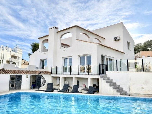 6 Bed 2 Bath Villa in Villamartin - Caza De Casa