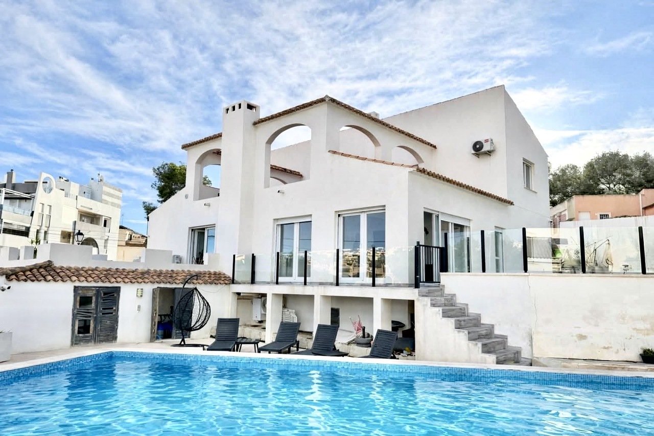 6 Bed 2 Bath Villa in Villamartin - Caza De Casa