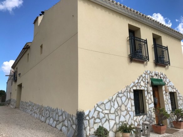 5 Bedroom 2 Bathroom Country House in Monóvar/Monóver - Caza De Casa