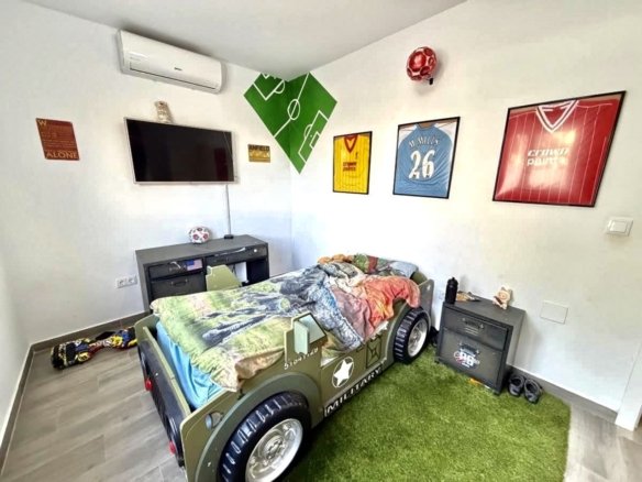 6 Bed 2 Bath Villa in Villamartin - Caza De Casa