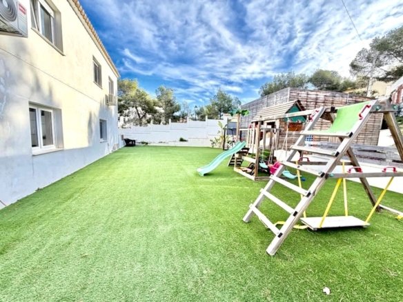 6 Bed 2 Bath Villa in Villamartin - Caza De Casa