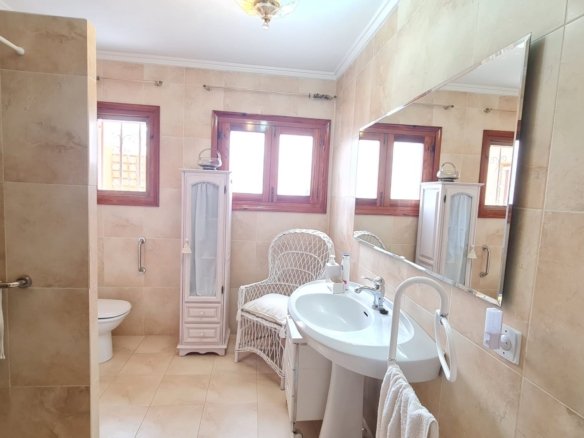 4 Bedroom 3 Bathroom Town House in Elda - Caza De Casa