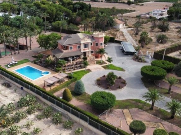 6 Bed 3 Bath Villa in Elche - Caza De Casa
