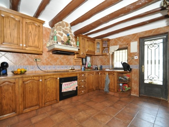 5 Bed 1 Bath Country House in Yecla - Caza De Casa