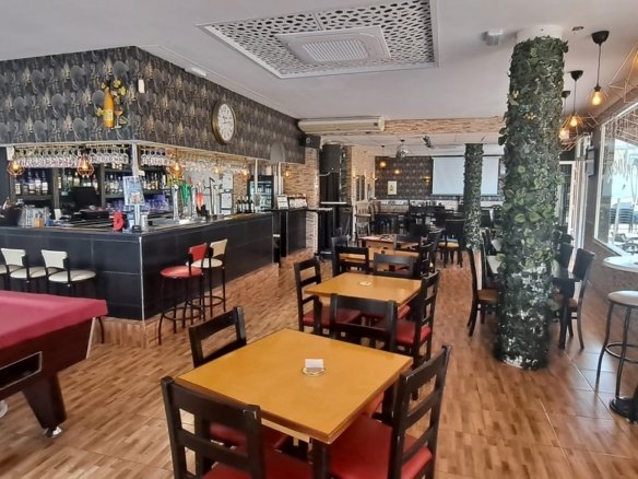 Commercial in Villamartin - Caza De Casa