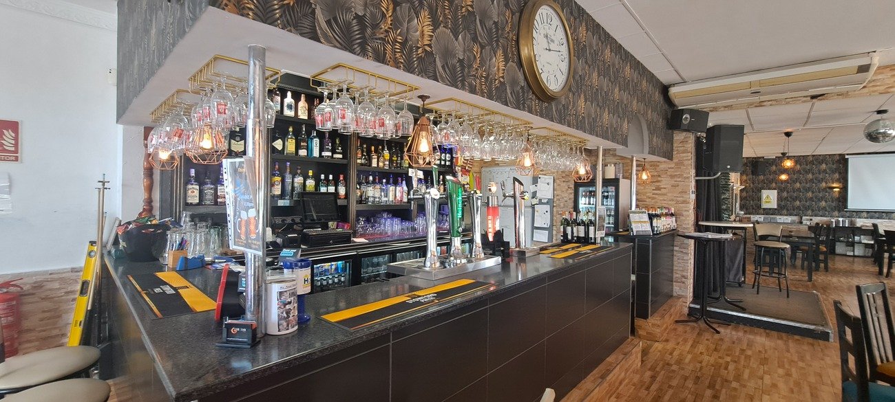 Commercial in Villamartin - Caza De Casa