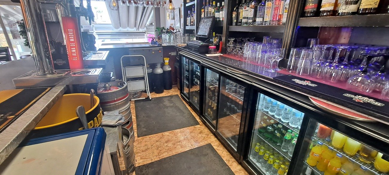 Commercial in Villamartin - Caza De Casa