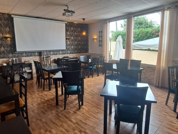 Commercial in Villamartin - Caza De Casa