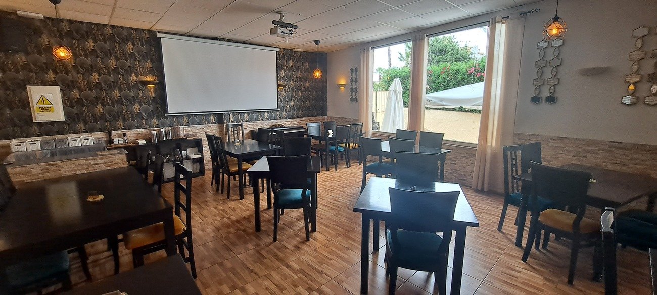 Commercial in Villamartin - Caza De Casa