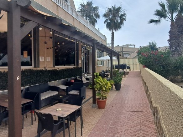 Commercial in Villamartin - Caza De Casa
