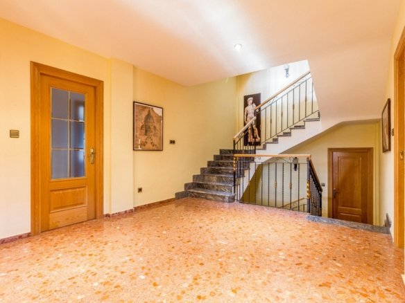 7 Bedroom 3 Bathroom Villa in Yecla - Caza De Casa