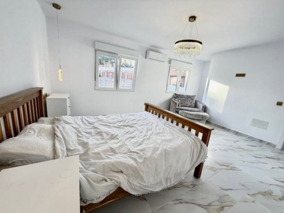 6 Bed 2 Bath Villa in Villamartin - Caza De Casa