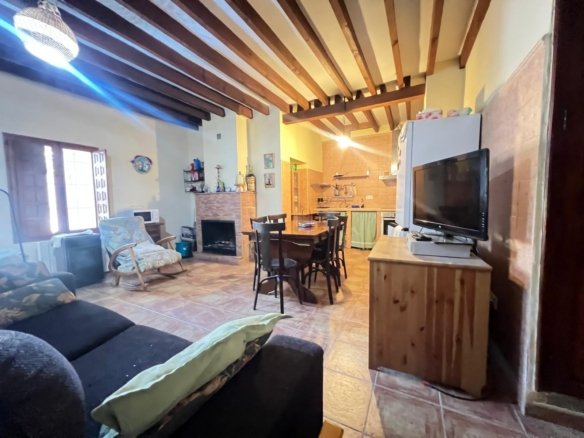 5 Bedroom 2 Bathroom Town House in Pinoso - Caza De Casa