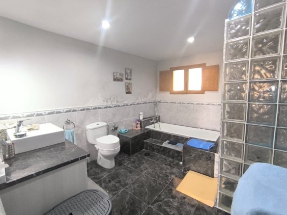 4 Bedroom 2 Bathroom Villa in Chinorlet - Caza De Casa
