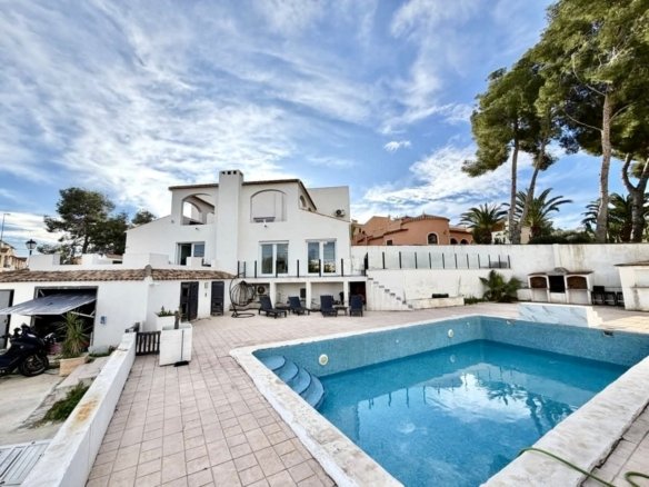 6 Bed 2 Bath Villa in Villamartin - Caza De Casa