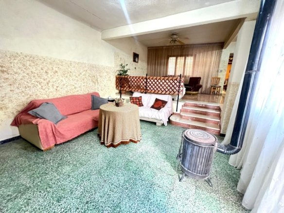 6 Bedroom 1 Bathroom Town House in Pinoso - Caza De Casa