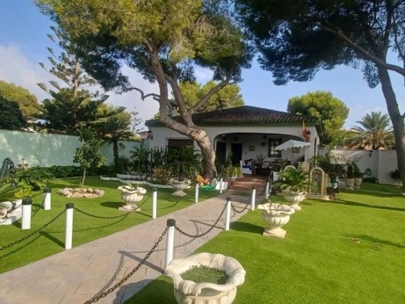 3 Bed 3 Bath Villa in Orihuela Costa - Caza De Casa