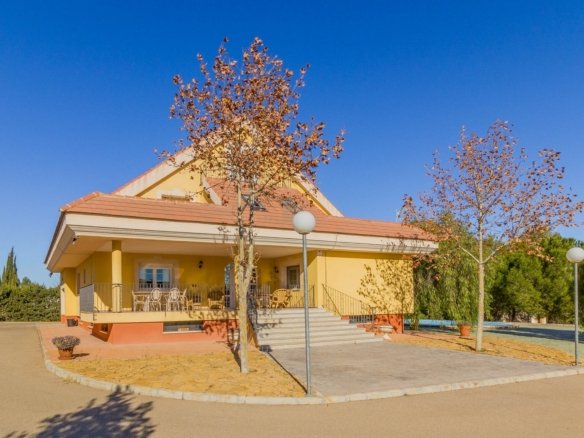 7 Bedroom 3 Bathroom Villa in Yecla - Caza De Casa
