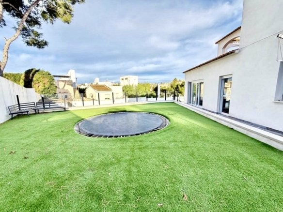 6 Bed 2 Bath Villa in Villamartin - Caza De Casa