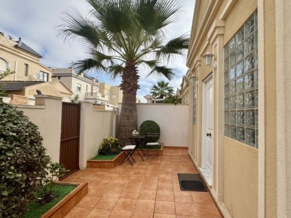 4 Bedroom 2 Bathroom Villa in Torrevieja - Caza De Casa