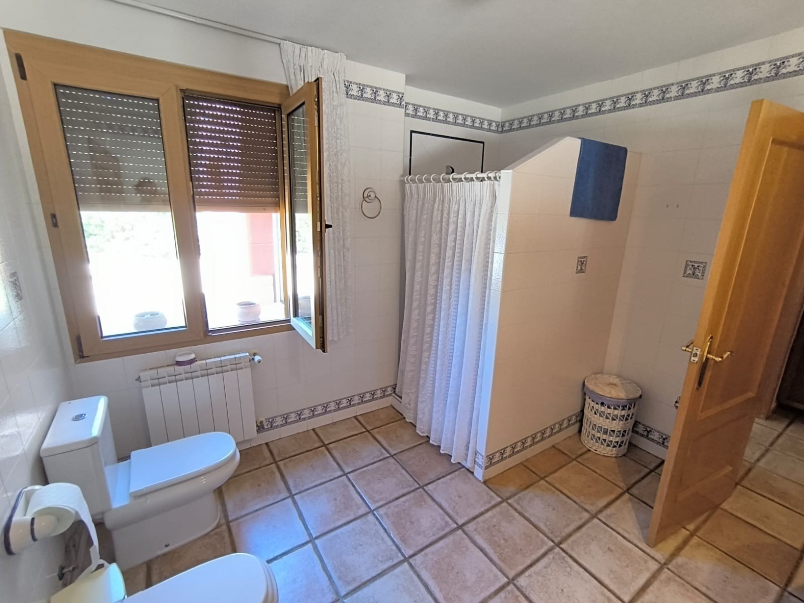 6 Bedroom 3 Bathroom Villa in Yecla - Caza De Casa